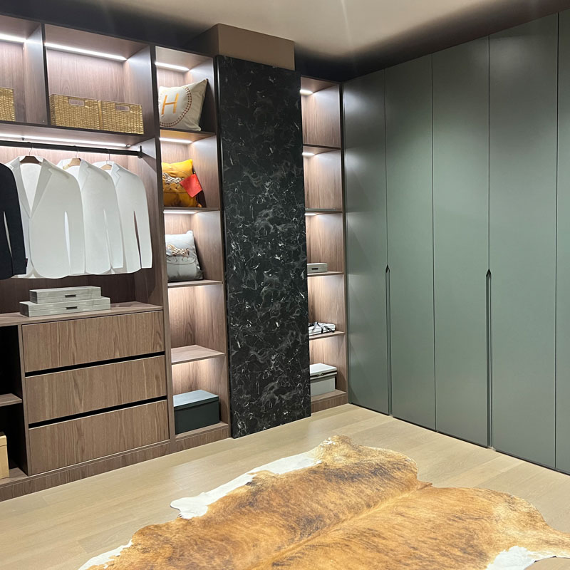 Seomra leapa laicir agus siúl i wardrobes seomra